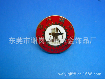 金属徽章定制 锌合金镂空字母胸章与精美珐琅工艺纪念币的完美融合