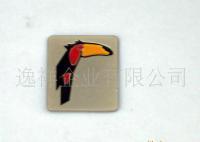 金属LOGO标志徽章 箱包标牌与五金证章的工艺与价值